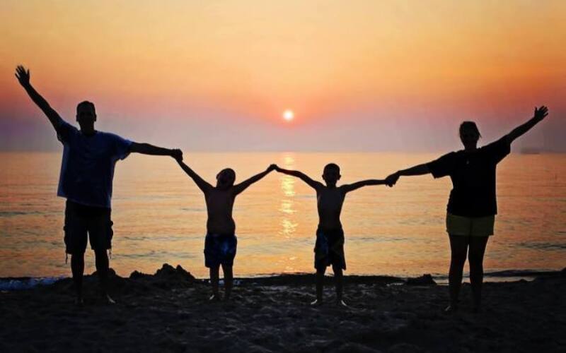 family, sunset, beach-2611748.jpg