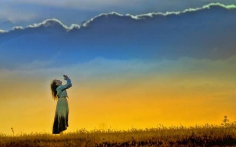 sunset, girl, worship-585334.jpg