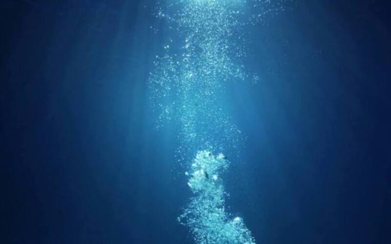 under-water-air-bubbles-rising-from-deep-water-up-to-the-surface_reyzmjmn_thumbnail-full01